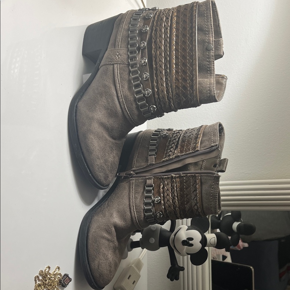 ✨👢Carlos by Carlos Santana Taupe & Brown Woven Ankle Booties🌟✨ - Picture 3 of 5
